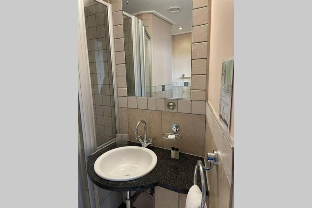 Cool & Easy Flat In The Heart Of Marshalltown Johannesburg Exterior photo
